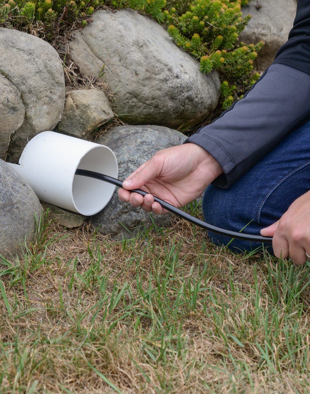 Clearing a drain pipe with a drain cleaning hose